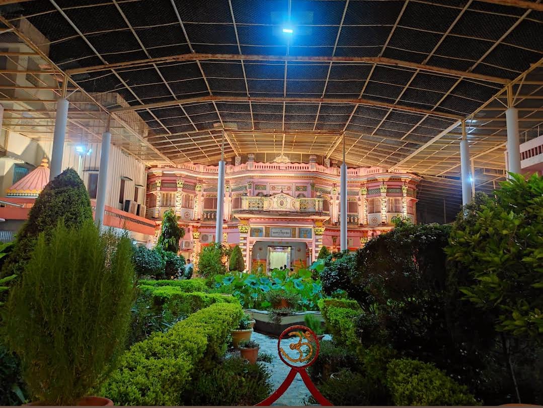 Ayodhya lodging near Ram Mandir with spacious interiors